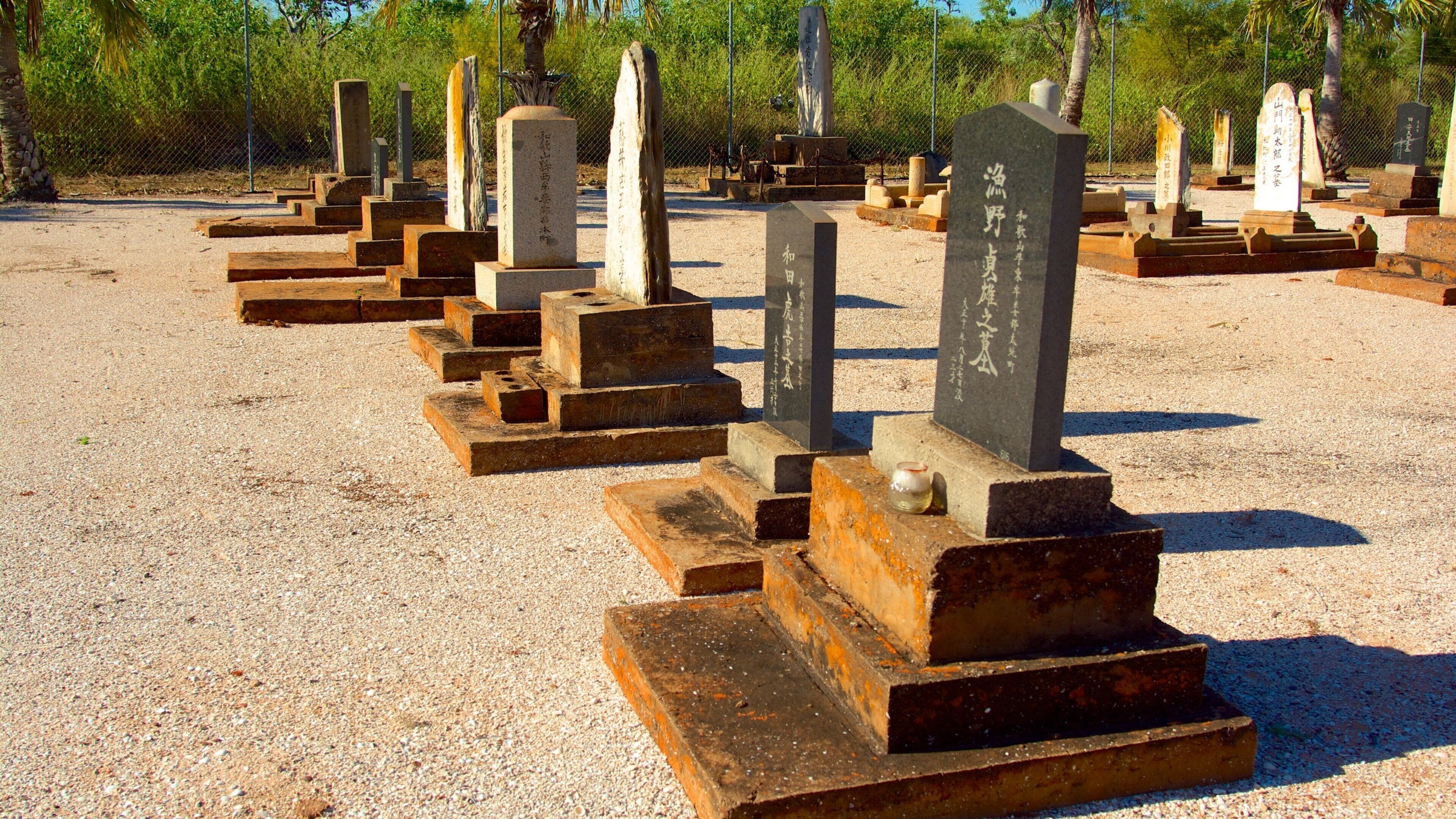 Ein Friedhof mit Steindenkmälern und Grabsteinen.