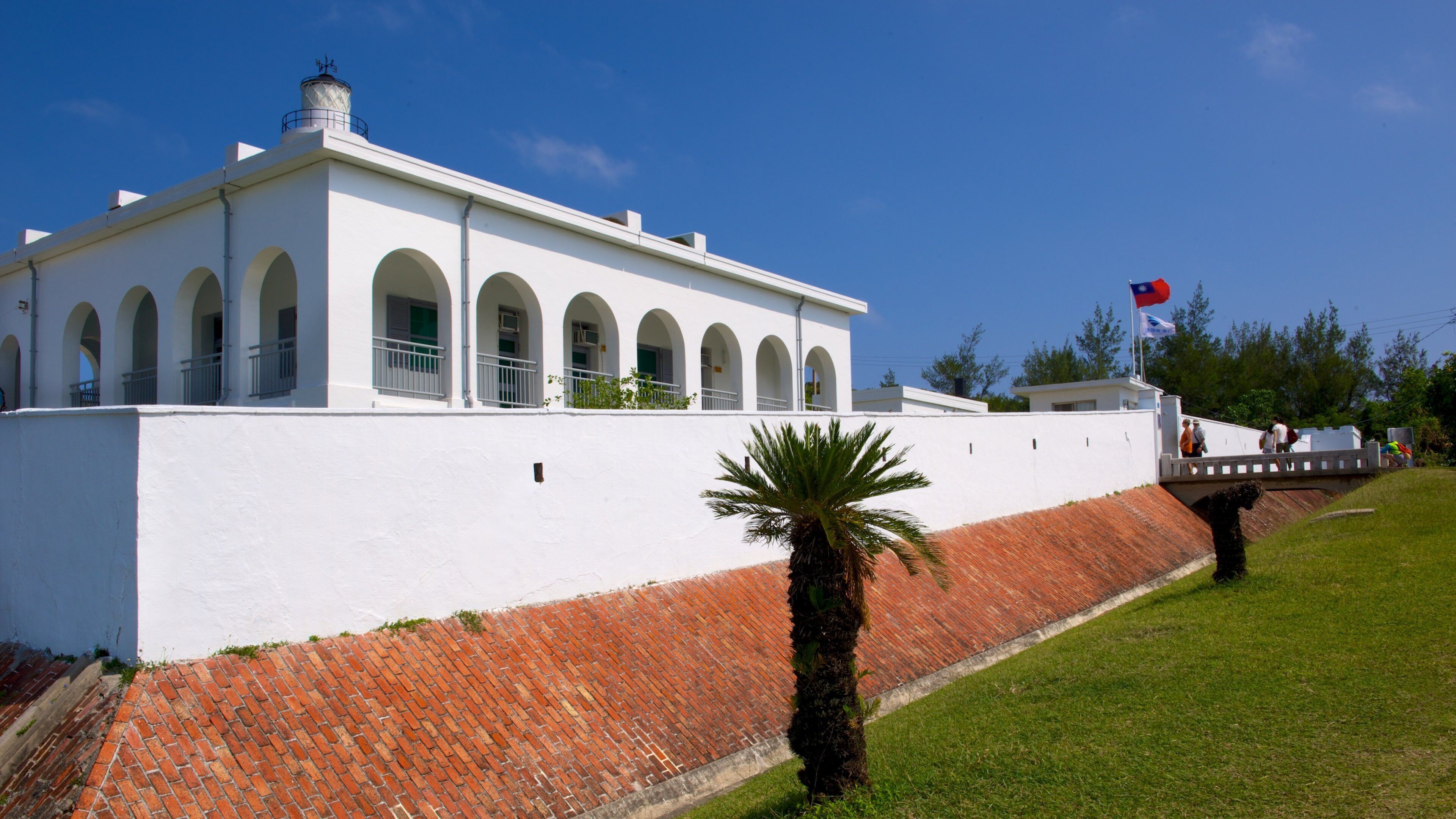 Faro de Eluanbi que incluye un parque