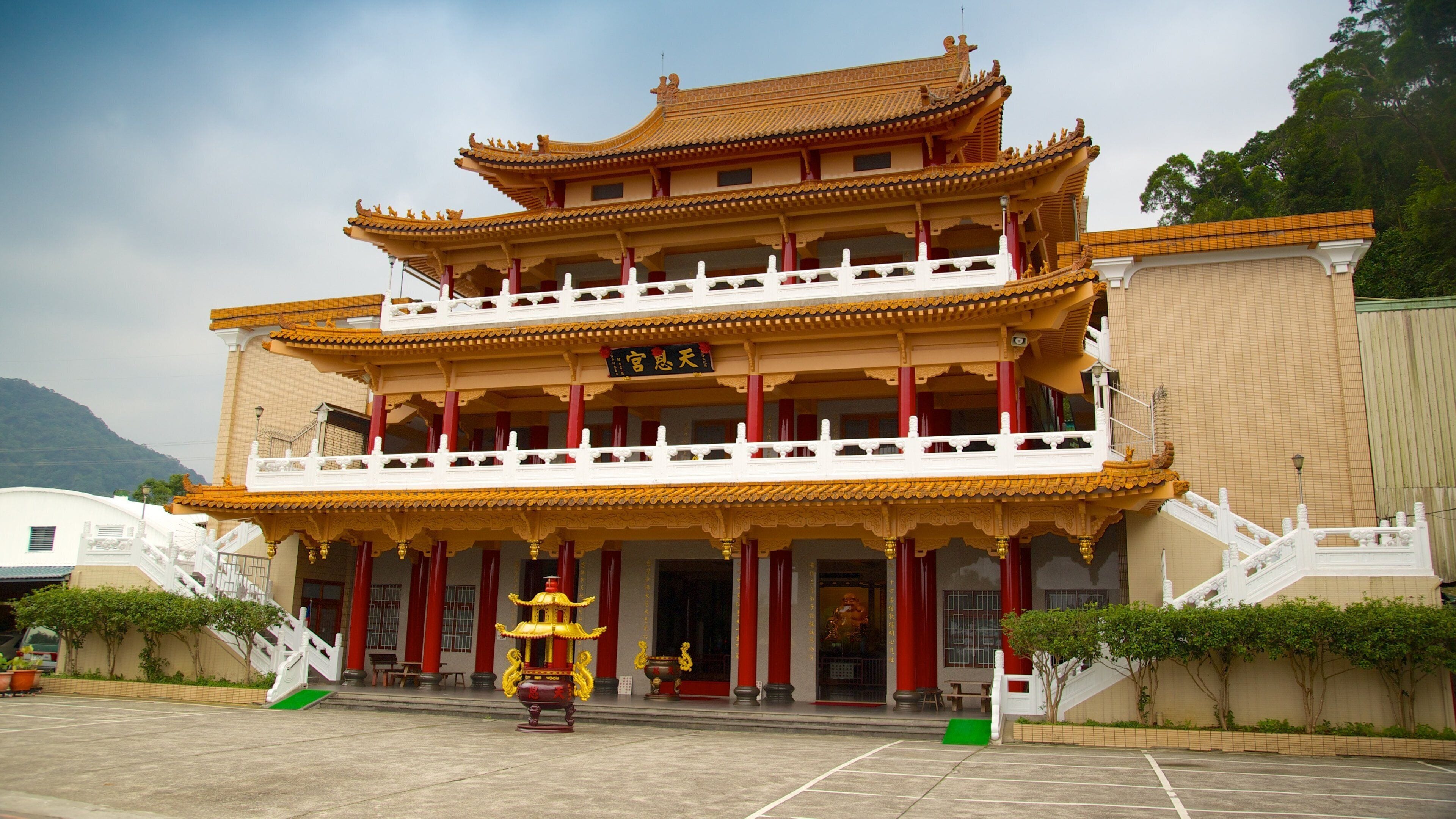 Taipei showing religious elements, a city and heritage architecture