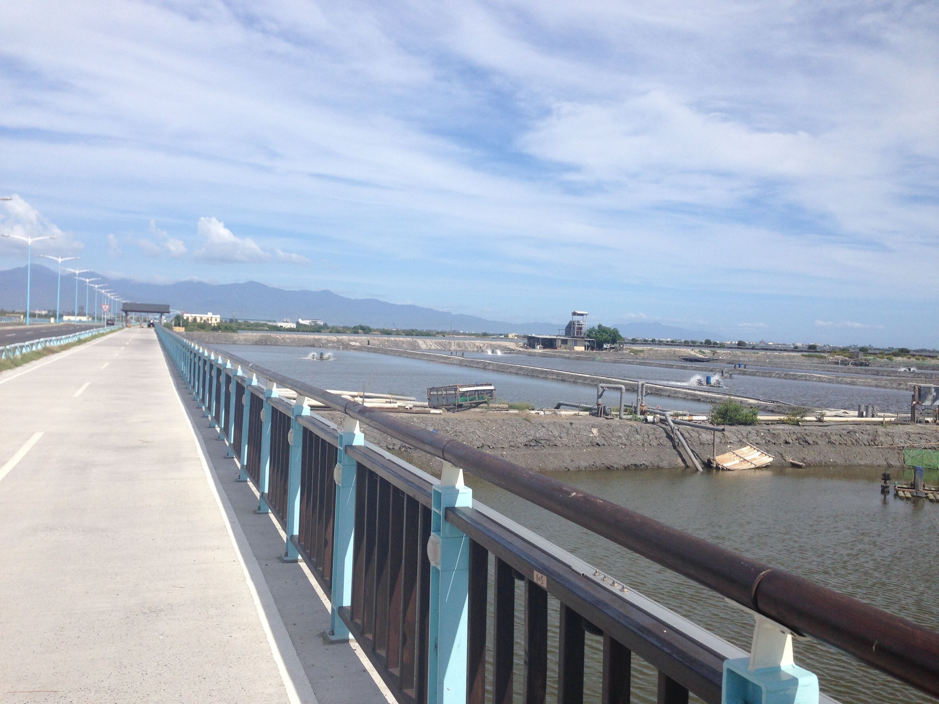 大鵬灣環灣自行車道與魚塭