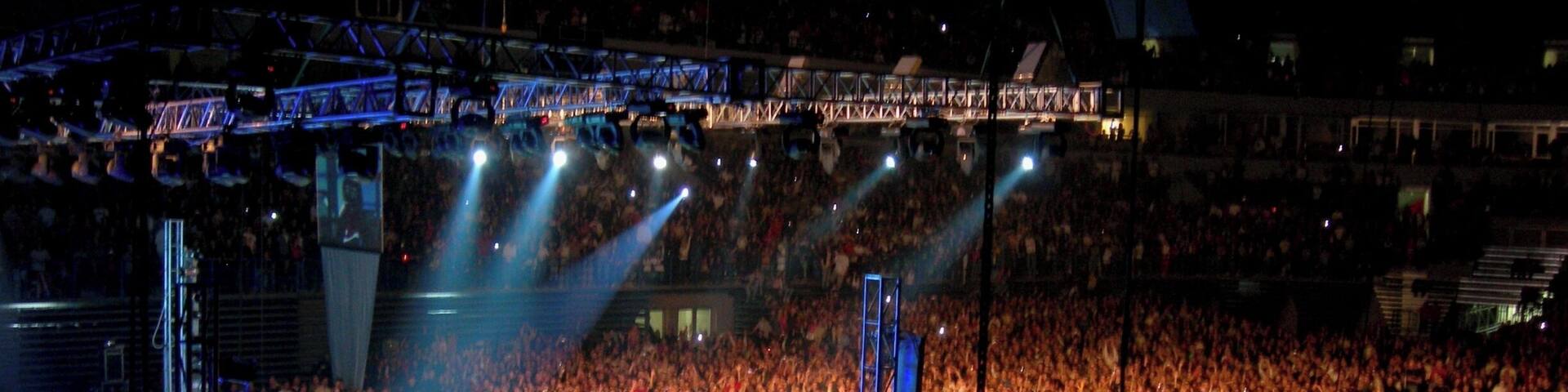 50 Cent and G-Unit rock the house at Kombank. The crowd was seriously into the show. This was also the shortest concert I've ever been to -- the guys were on the stage for total of 47 minutes.