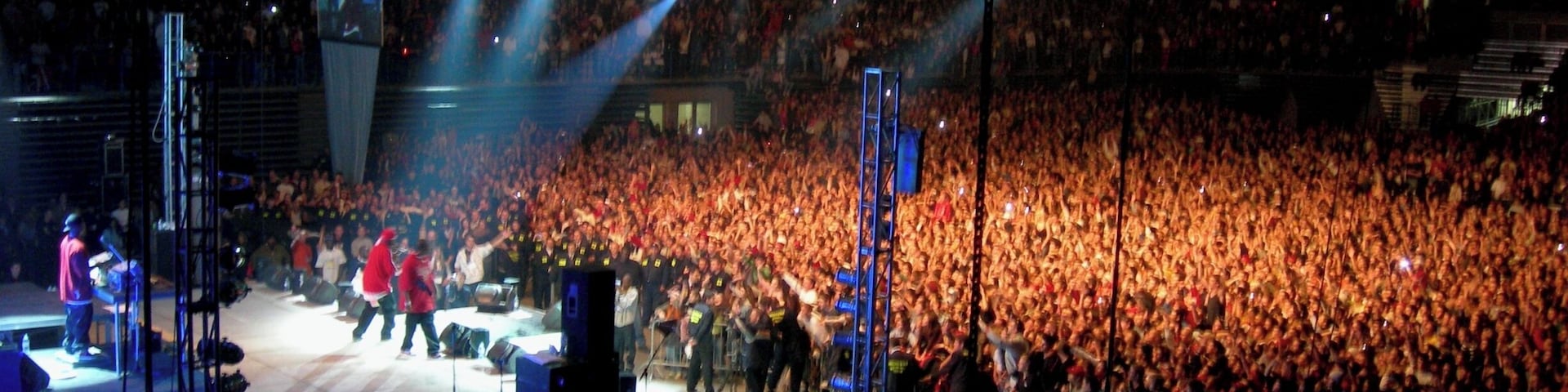 50 Cent and G-Unit rock the house at Kombank. The crowd was seriously into the show. This was also the shortest concert I've ever been to -- the guys were on the stage for total of 47 minutes.