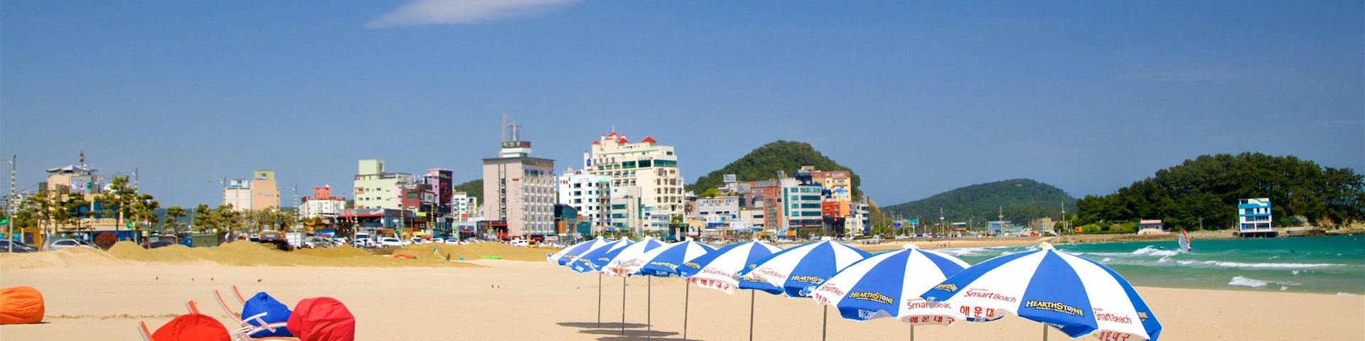 Praia de Songjeong caracterizando uma cidade litorânea, paisagens litorâneas e uma praia de areia