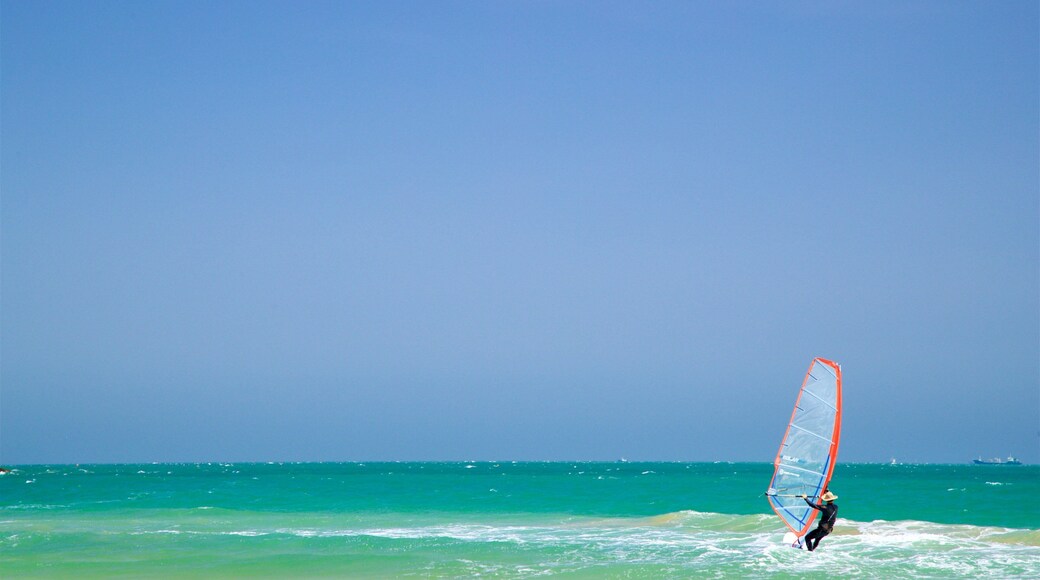 หาด Songjeong ซึ่งรวมถึง คลื่น, ไคท์เซิร์ฟ และ ชายฝั่งทะเล