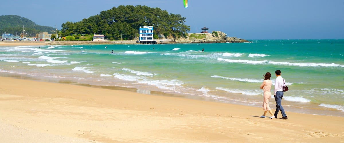 Playa de Songjeong mostrando una playa, vistas generales de la costa y olas