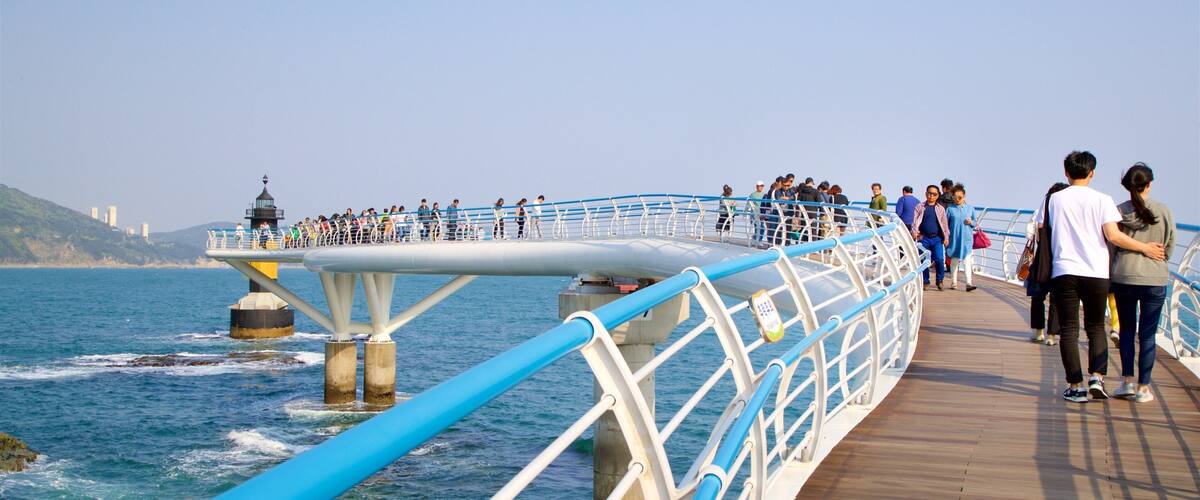 Strand von Songdo mit einem allgemeine Küstenansicht sowie kleine Menschengruppe