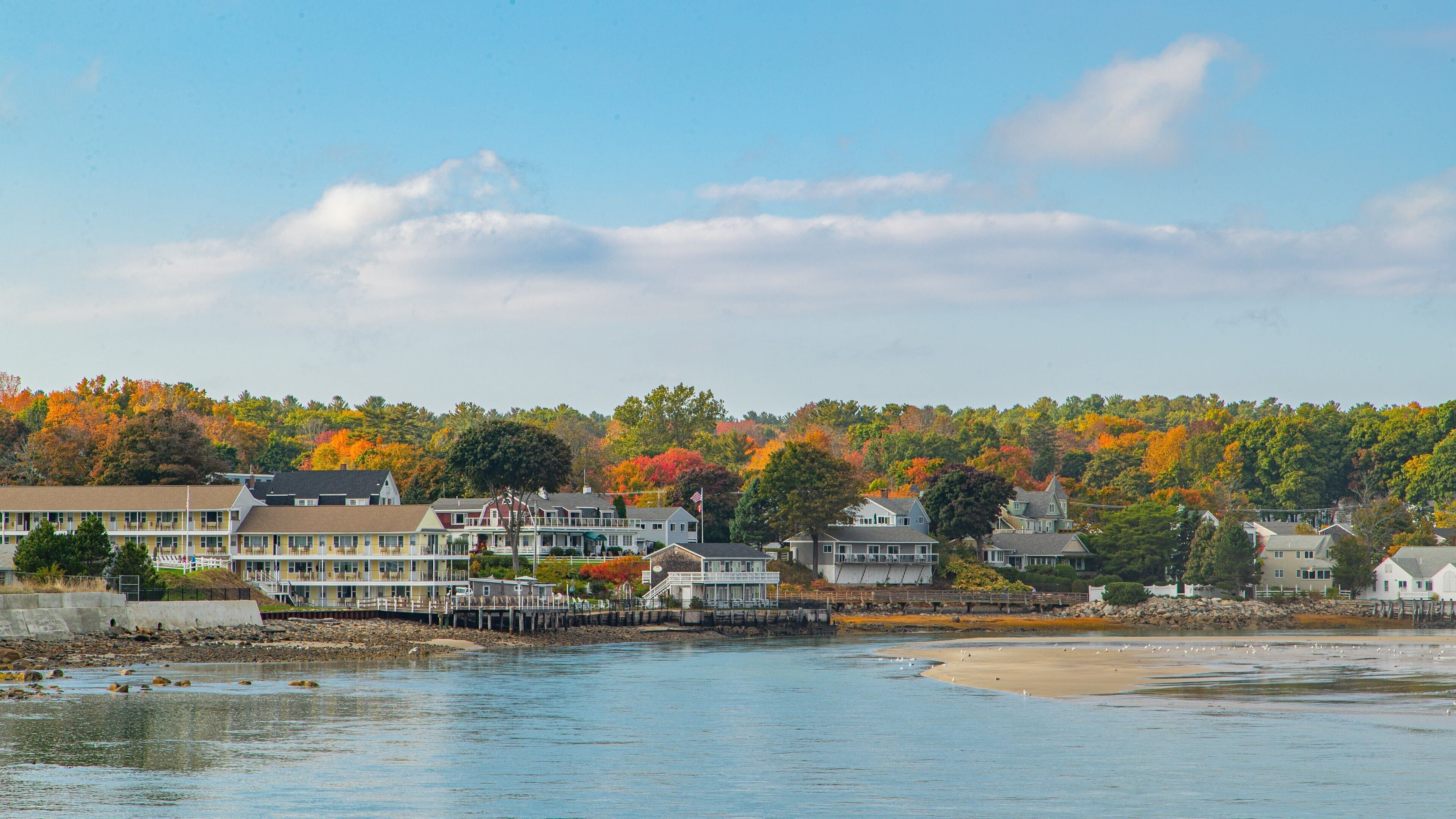 Marginal Way showing a river or creek and a coastal town