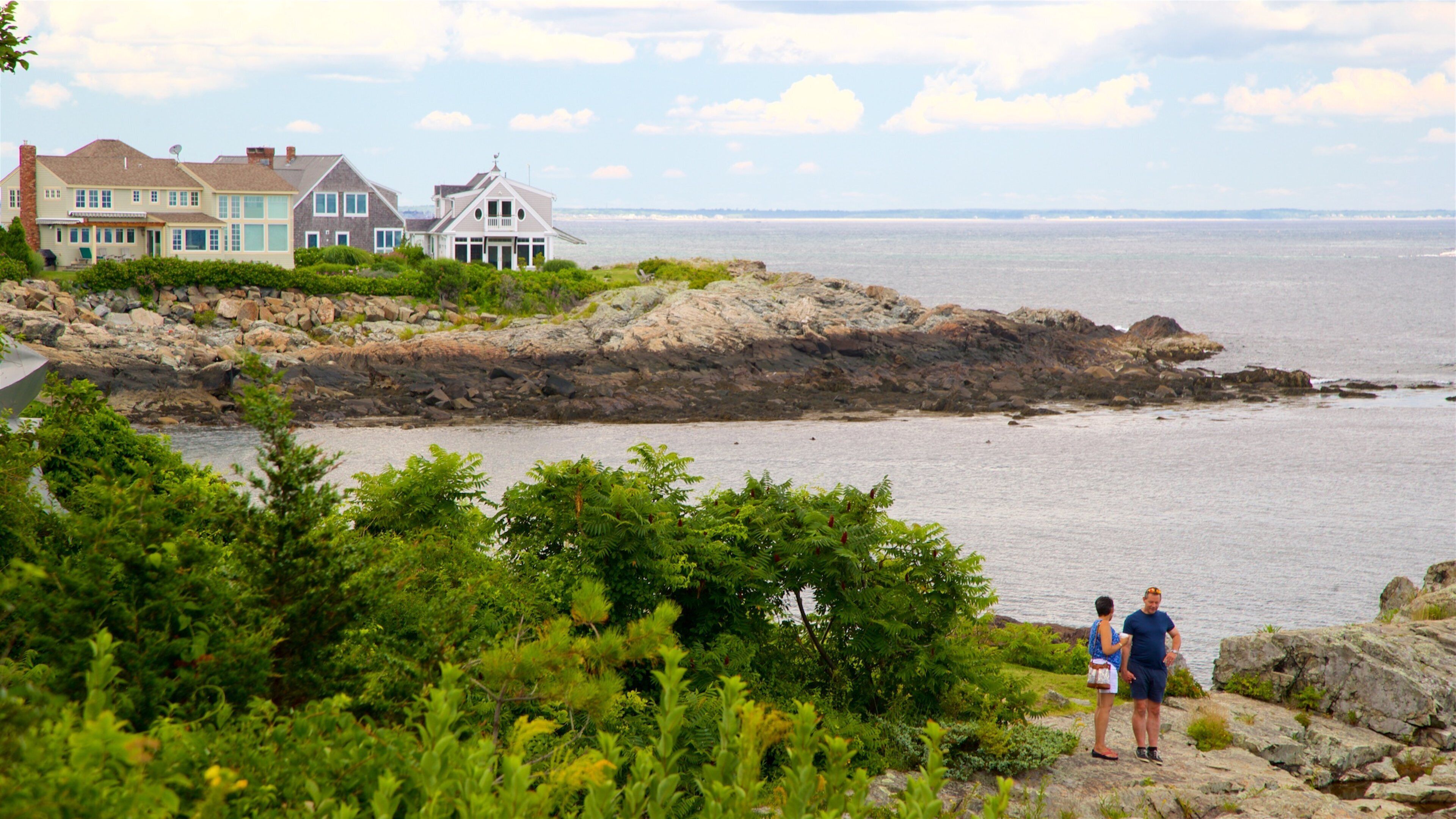 Museo de Arte Americano de Ogunquit ofreciendo costa rocosa y vistas generales de la costa y también una pareja