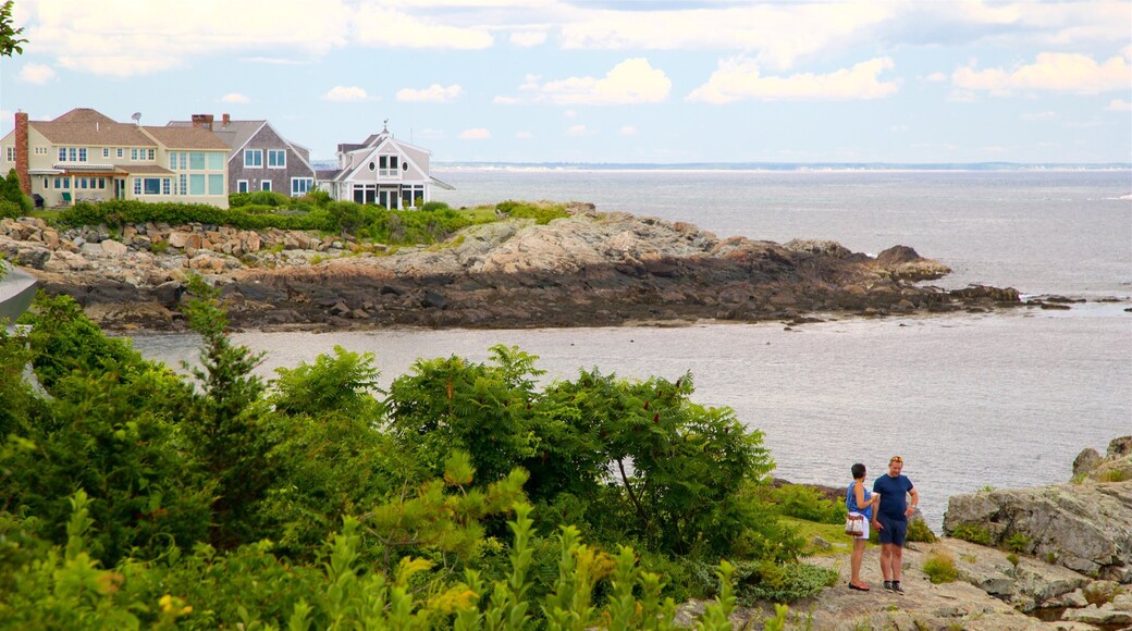Museo de Arte Americano de Ogunquit ofreciendo costa rocosa y vistas generales de la costa y también una pareja