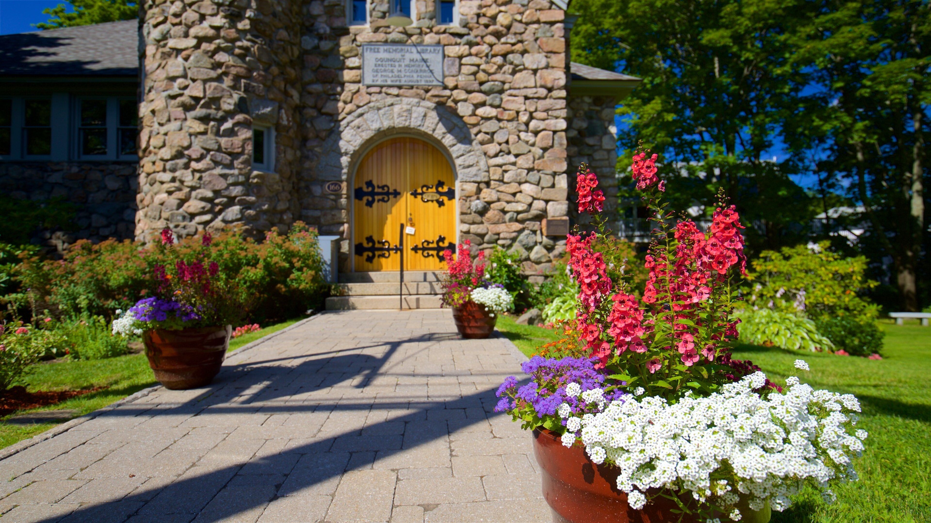 Ogunquit Memorial Library ofreciendo elementos del patrimonio y flores