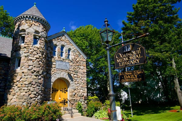 Ogunquit Memorial Library ofreciendo una casa, señalización y elementos patrimoniales