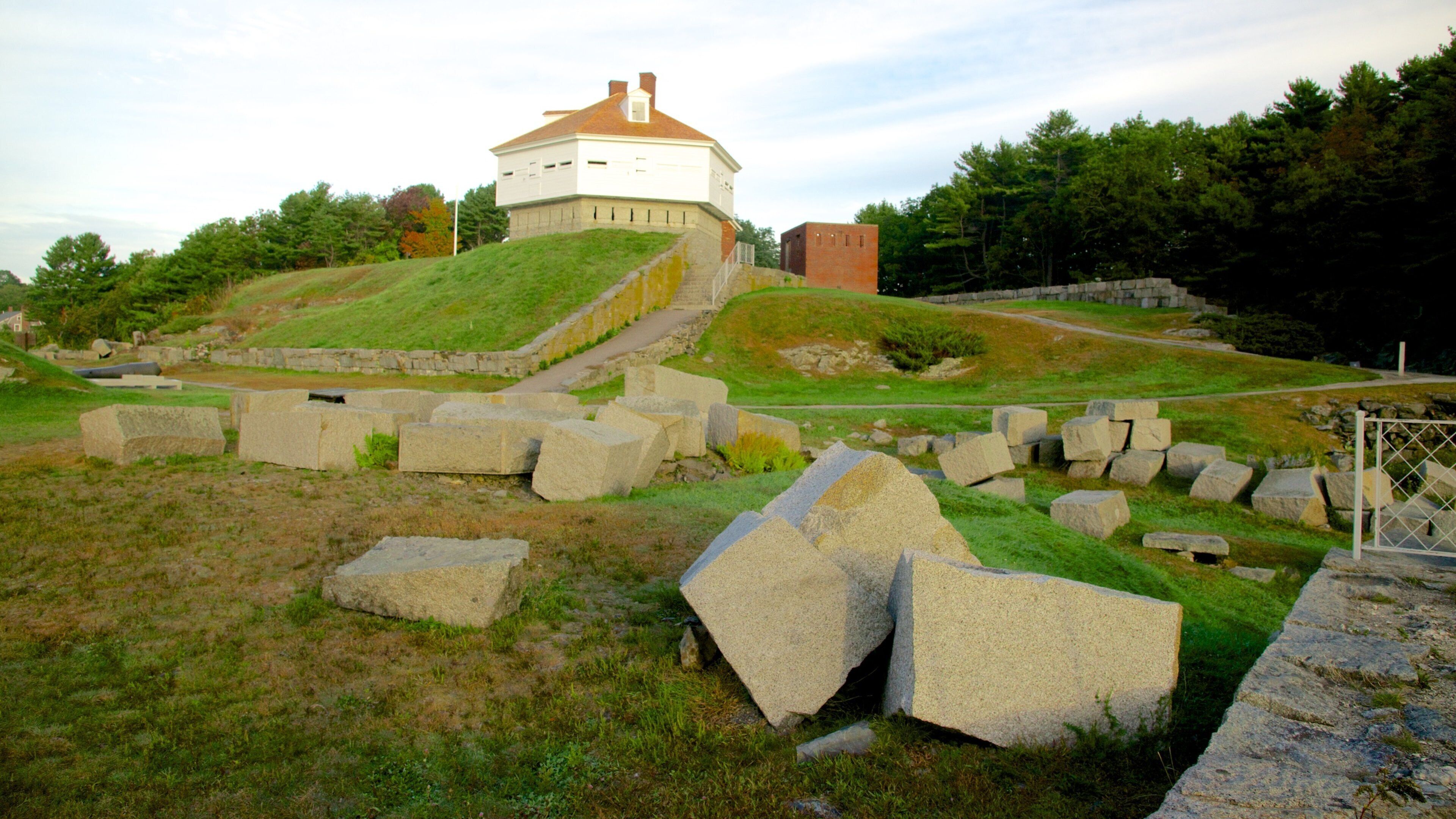 Fort McClary State Park showing a park and military items