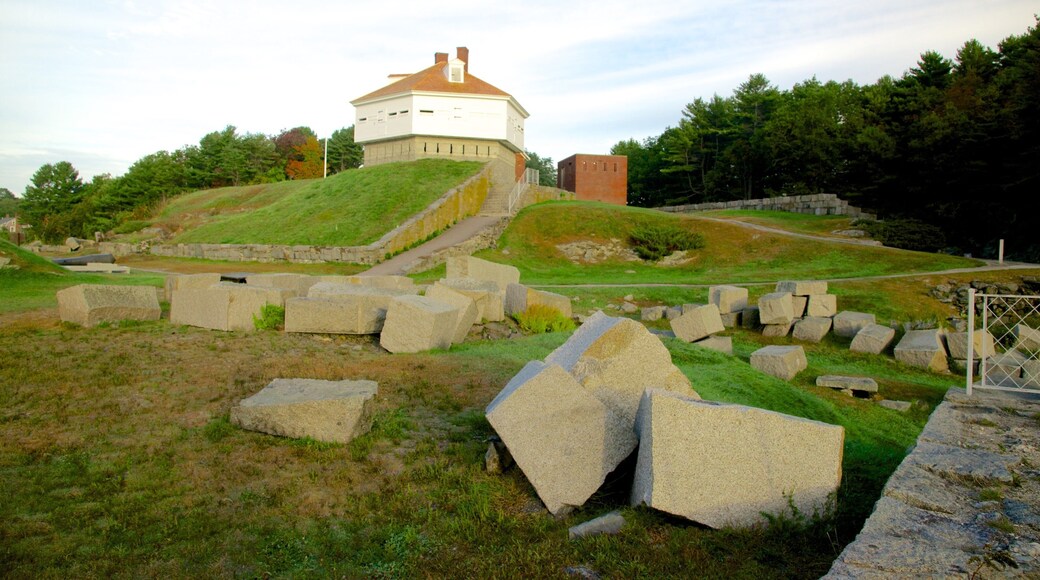 Fort McClary State Park showing a park and military items