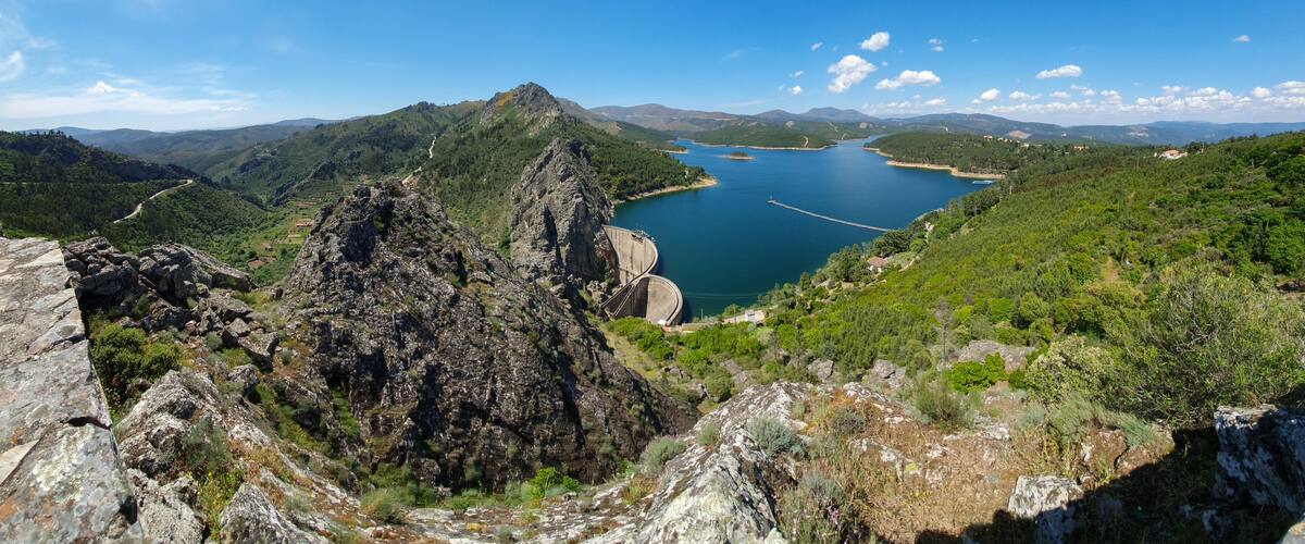 Vista panorâmica sobre a Barragem de Santa Luzia e o rio Unhais no concelho da Pampilhosa da Serra, Portugal