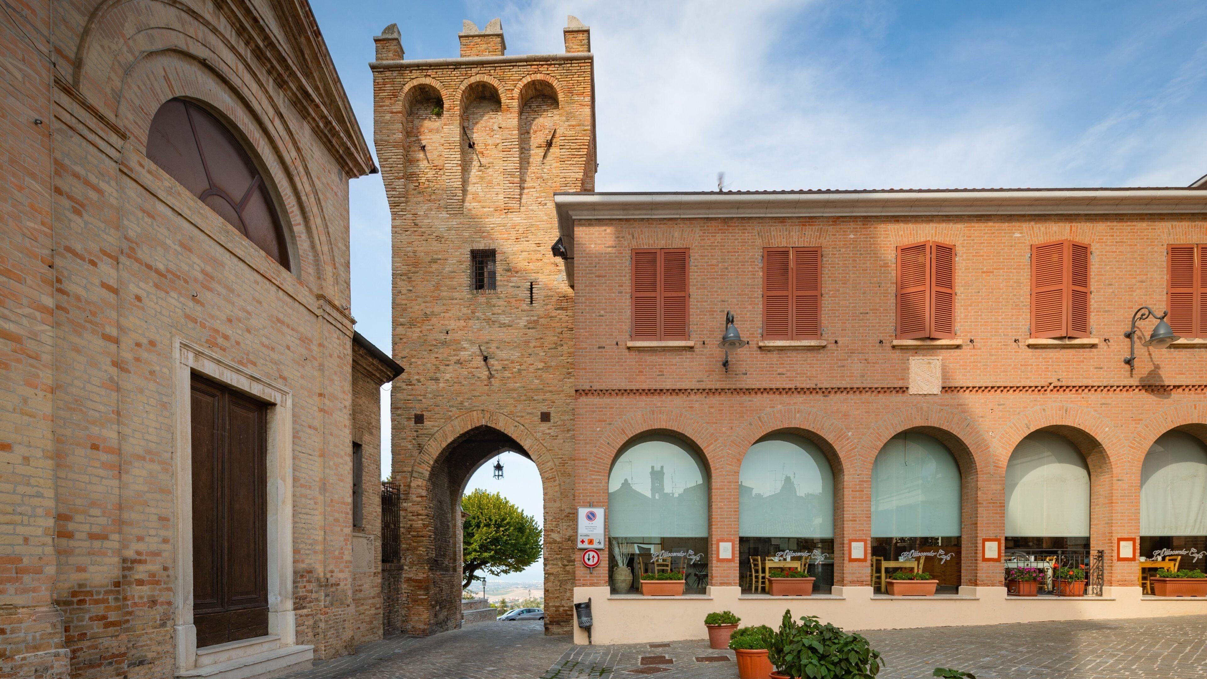 Un edificio histórico con ventanas de arco y una torre.