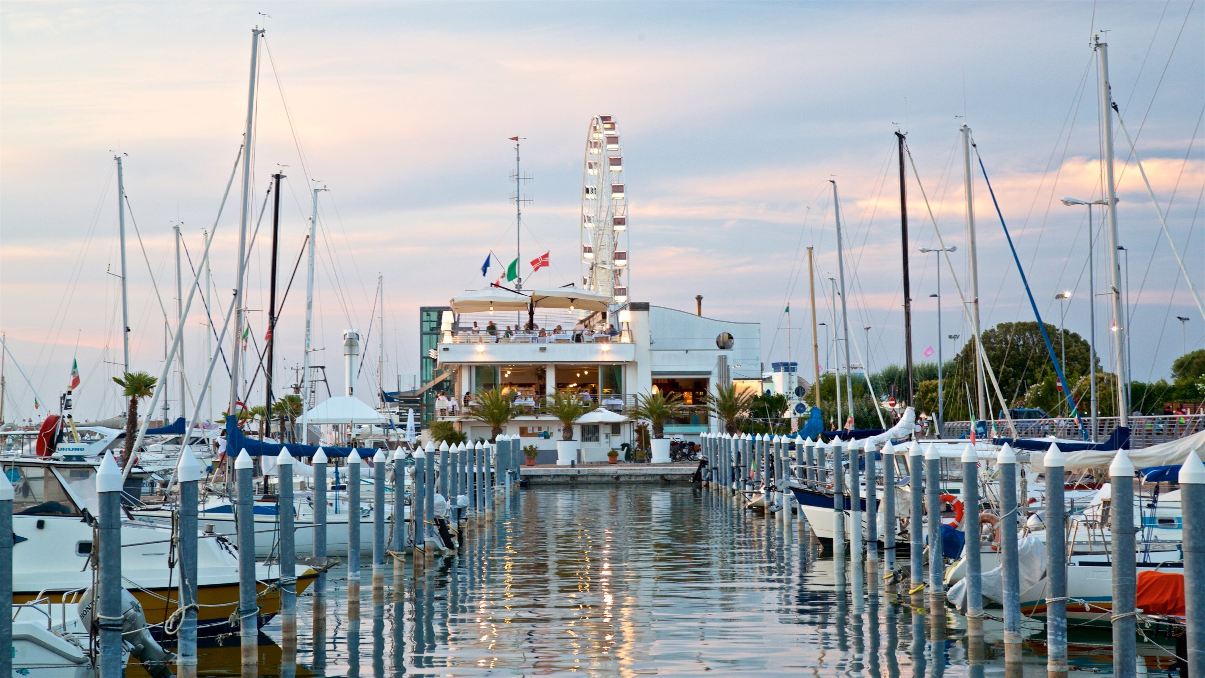 Riesenrad Rimini das einen Bucht oder Hafen und Sonnenuntergang