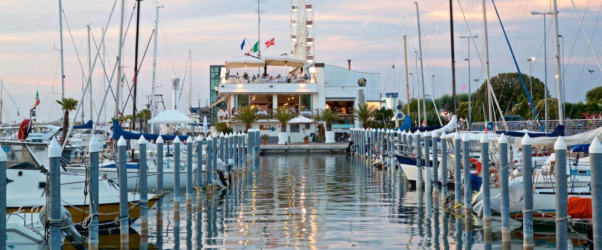 Roda Gigante de Rimini que inclui um pôr do sol e uma baía ou porto