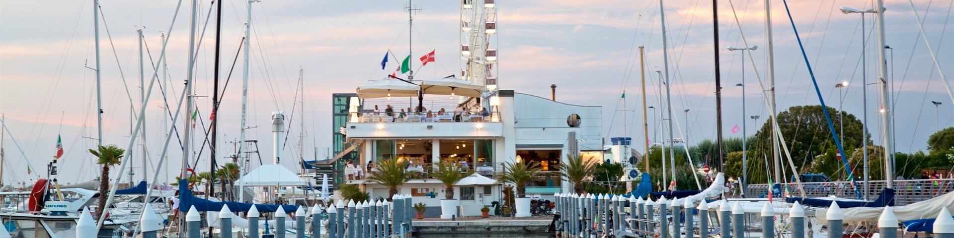 Roda Gigante de Rimini que inclui um pôr do sol e uma baía ou porto