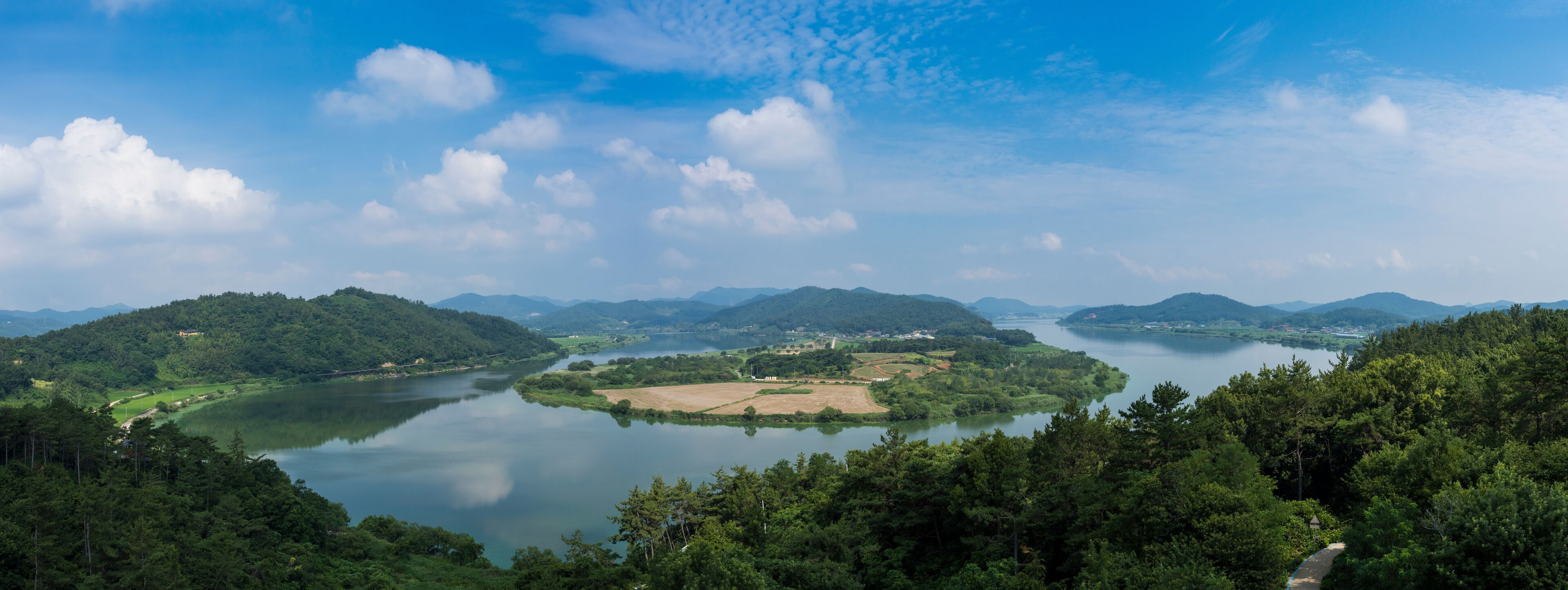 영산강 강변의 느러지 전망대에서 보는 한반도 지형.
