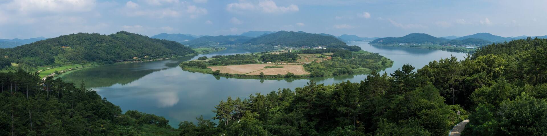 영산강 강변의 느러지 전망대에서 보는 한반도 지형.