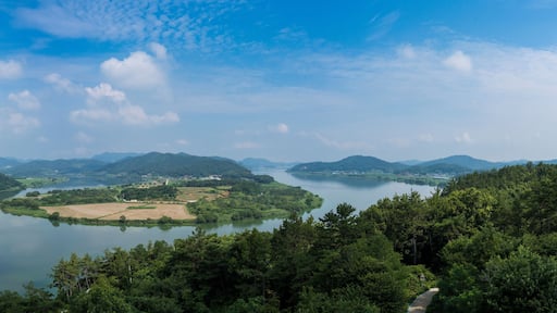 영산강 강변의 느러지 전망대에서 보는 한반도 지형.