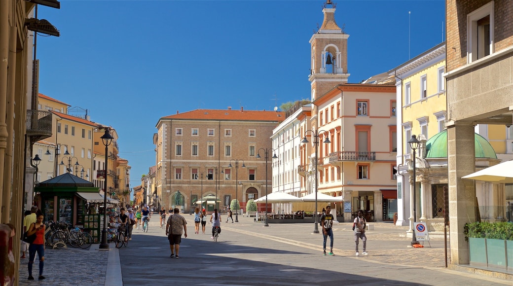 崔馬特里廣場 设有 廣場 和 街道景色 以及 小群人