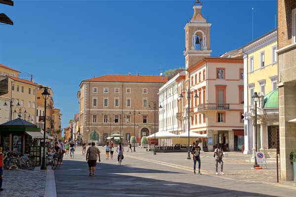 Place des Trois Martyrs montrant scĂšnes de rue et square ou place aussi bien que petit groupe de personnes