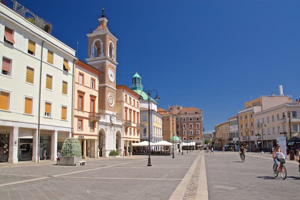 Piazza Tre Martiri welches beinhaltet Platz oder Plaza