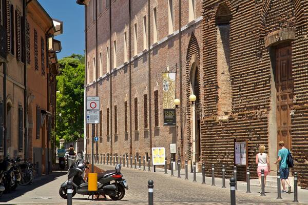 Museo della CittĂ das einen StraĂenszenen sowie Paar