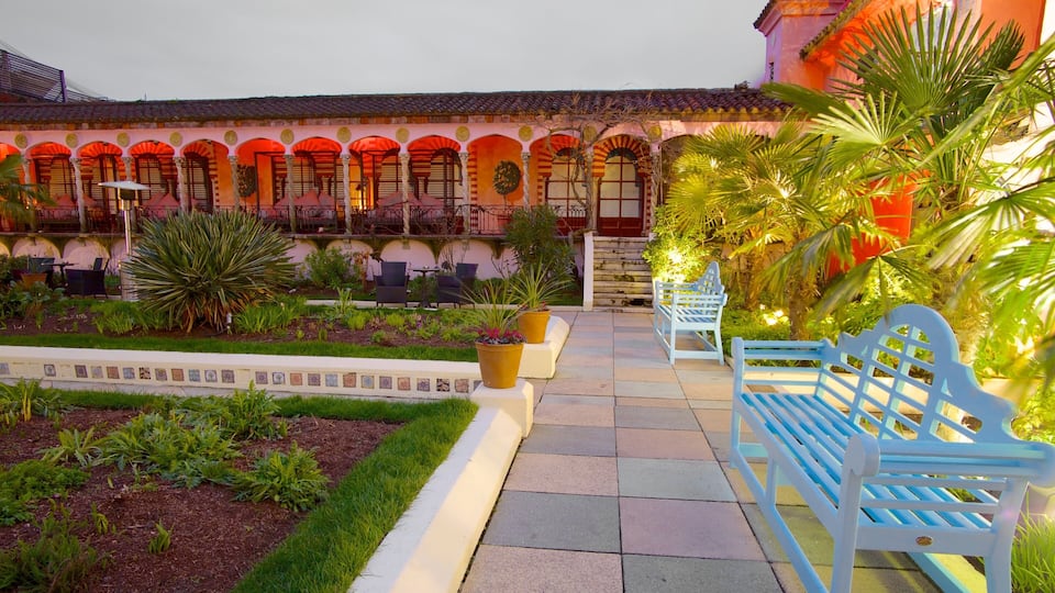 Kensington Roof Gardens mostrando um jardim