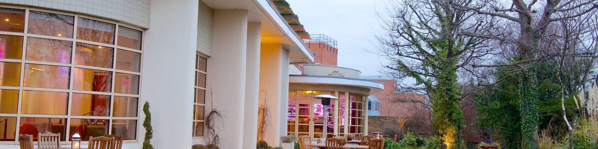 Vườn có mái che Kensington có tính năng khu vườn và căn nhà