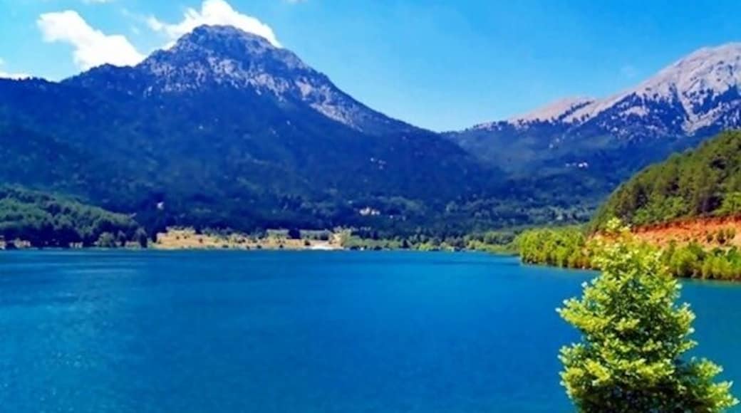 You will find it in the mountainous Corinthia, in the municipality of Feneos. It was named after the stream of Doksa that the lake’s construction was based on. A small chapel stands right in the middle of the lake waters.