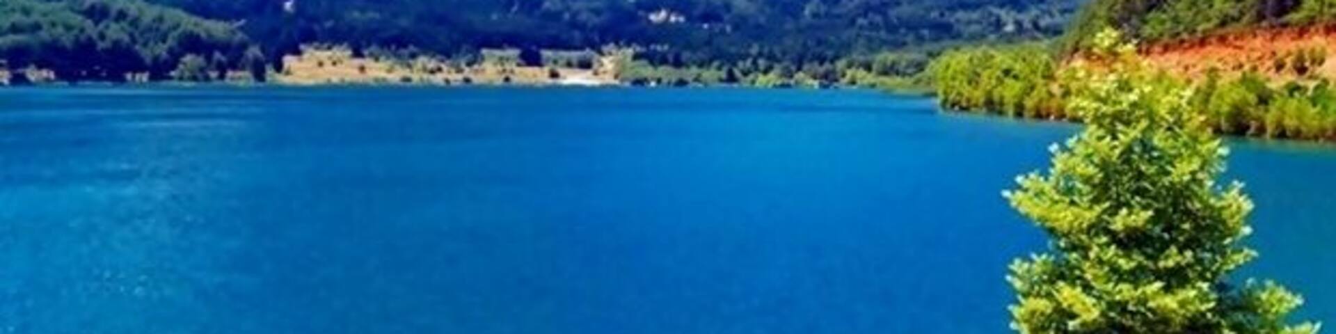 You will find it in the mountainous Corinthia, in the municipality of Feneos. It was named after the stream of Doksa that the lake’s construction was based on. A small chapel stands right in the middle of the lake waters.