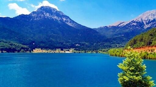 You will find it in the mountainous Corinthia, in the municipality of Feneos. It was named after the stream of Doksa that the lake’s construction was based on. A small chapel stands right in the middle of the lake waters.