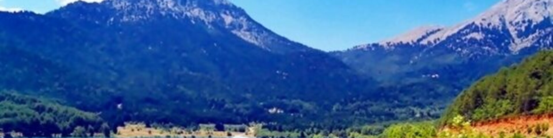 You will find it in the mountainous Corinthia, in the municipality of Feneos. It was named after the stream of Doksa that the lake’s construction was based on. A small chapel stands right in the middle of the lake waters.