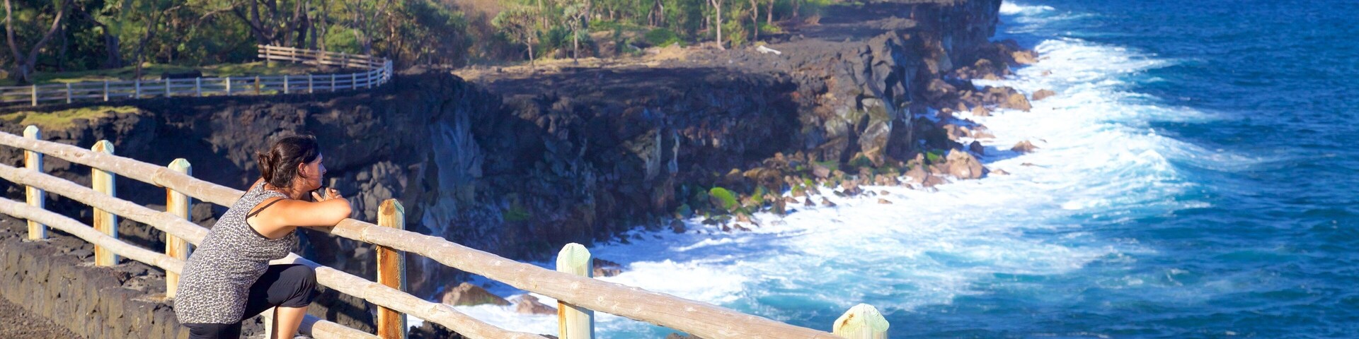 Cape Mechant ofreciendo costa escarpada y también una mujer
