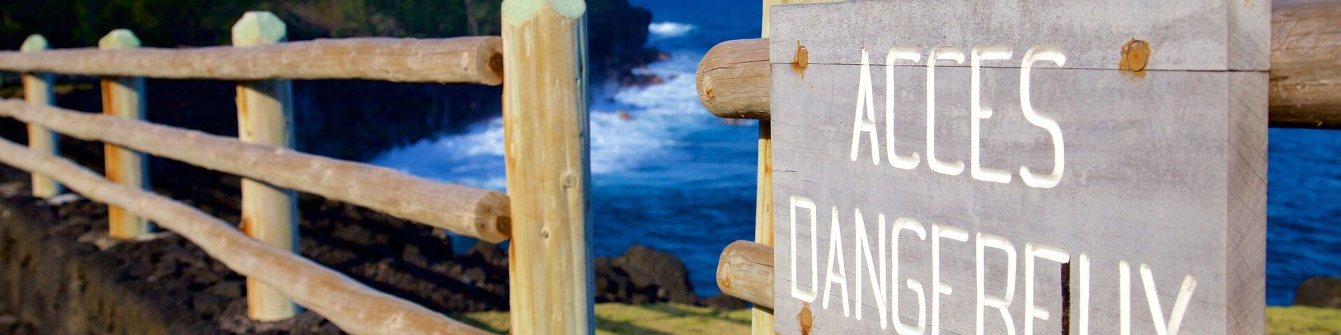 Cape Mechant que incluye señalización y vistas de una costa