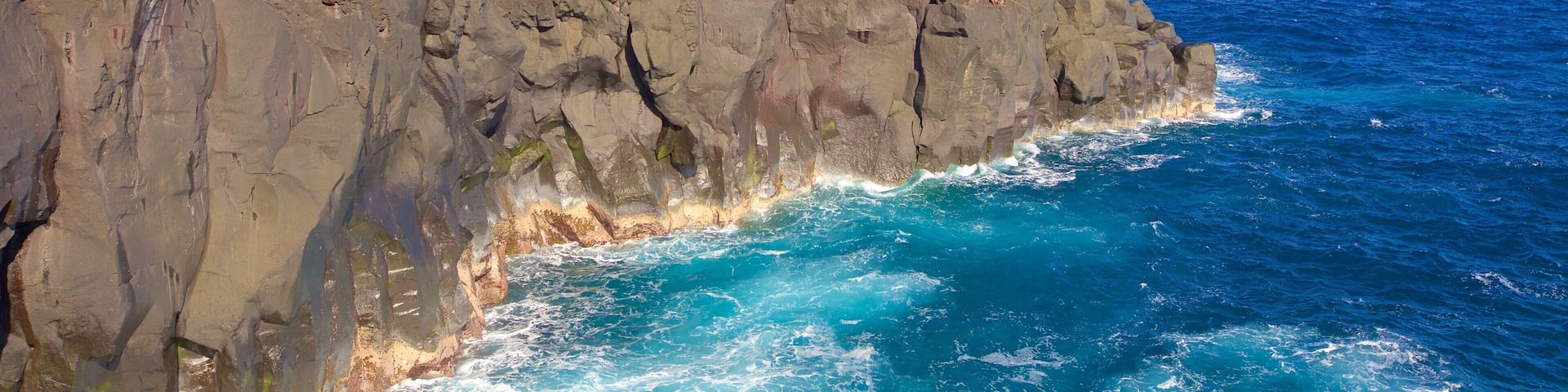 Cape Mechant 表示 岩の多い海岸線