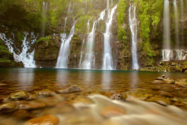 La Réunion montrant lac ou étang et chute d\'eau