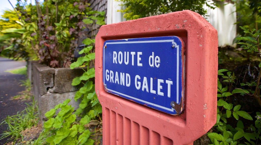 Reunion showing signage