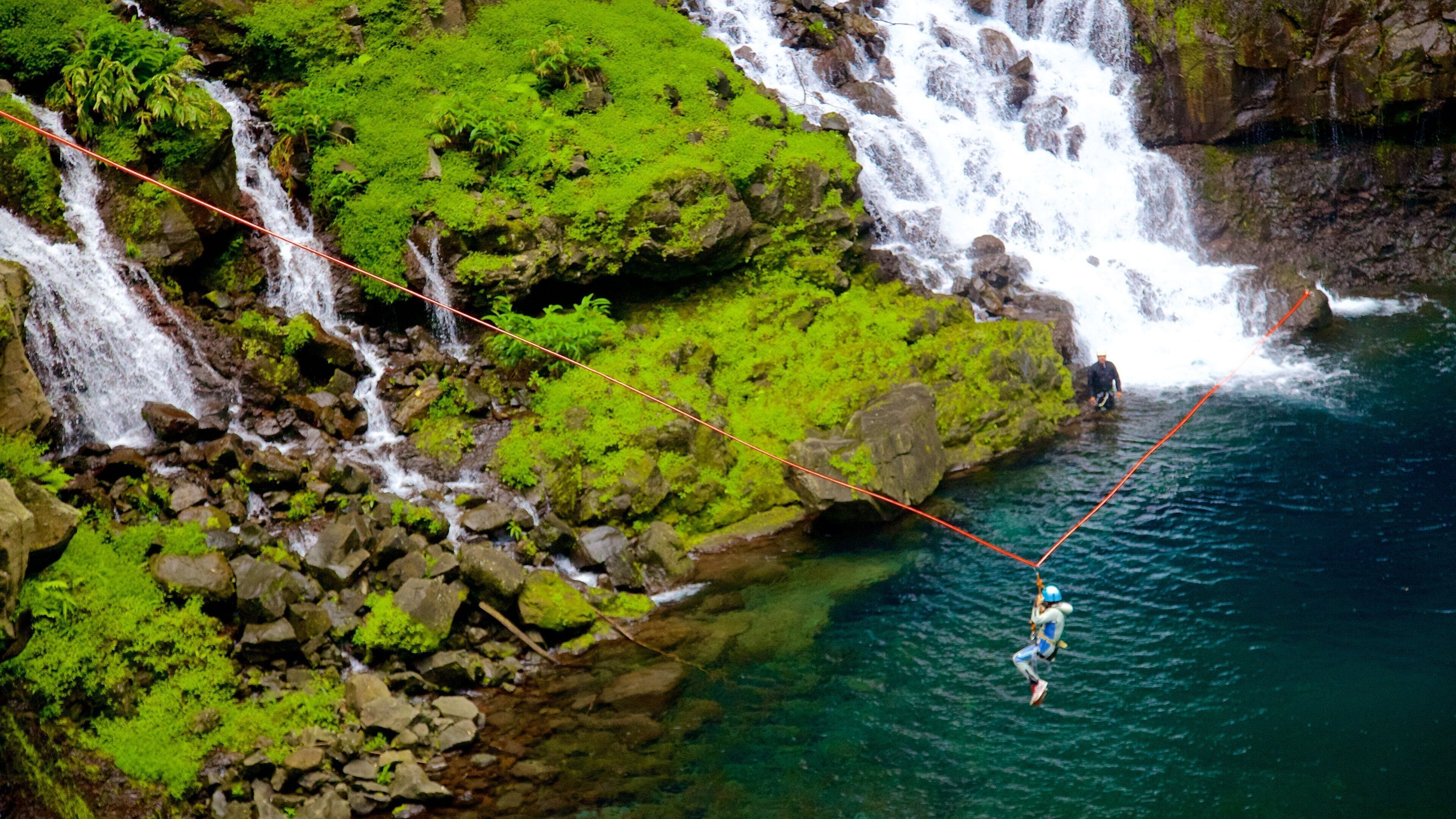 Thác Grand Galet cho thấy trượt zipline, hồ nước và thác