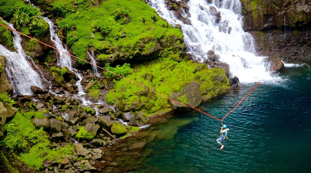 Thác Grand Galet cho thấy trượt zipline, hồ nước và thác
