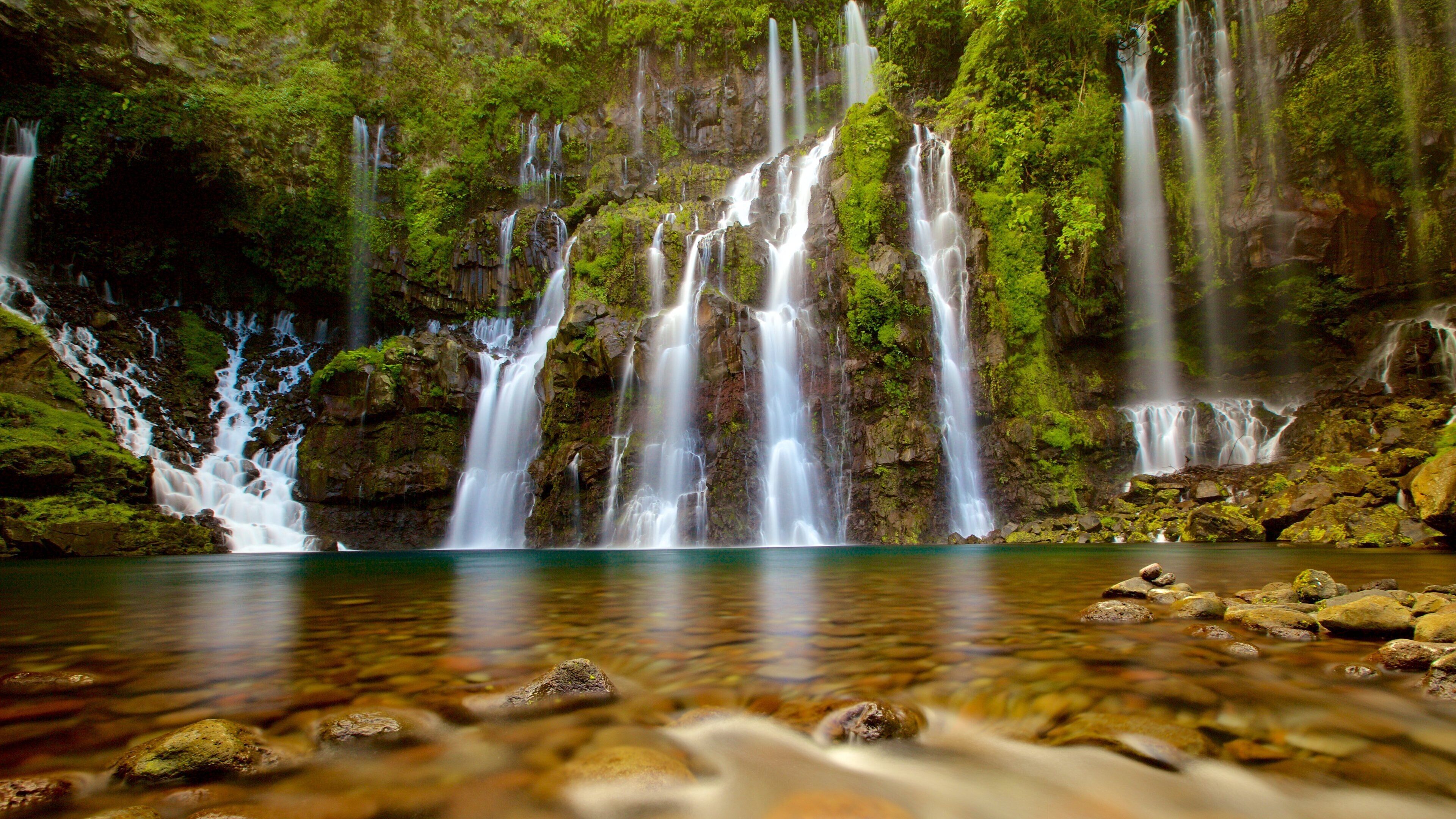 Grand Galet Falls showing a cascade, a lake or waterhole and rainforest