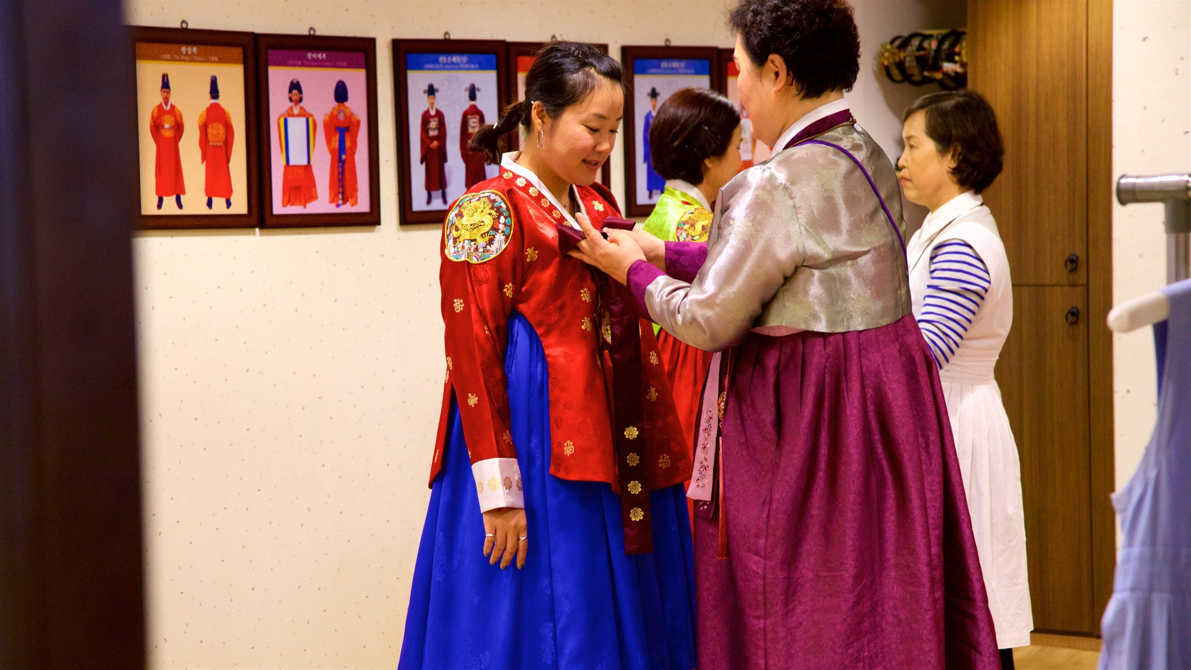 Busan Museum og byder på interiør såvel som en lille gruppe mennesker