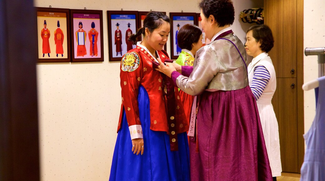 Busan Museum og byder på interiør såvel som en lille gruppe mennesker