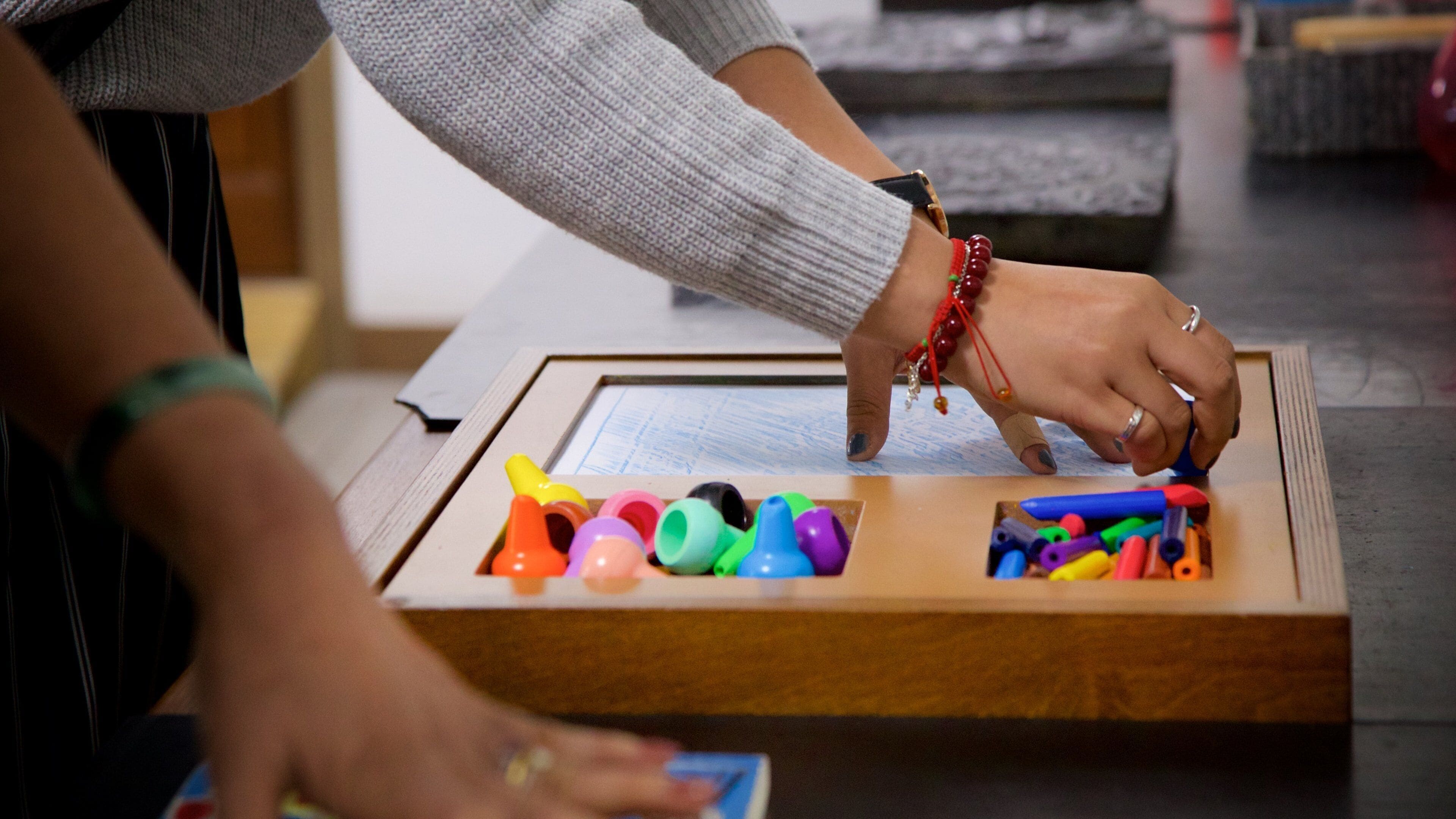 Busan museum som inkluderer innendørs i tillegg til en kvinne