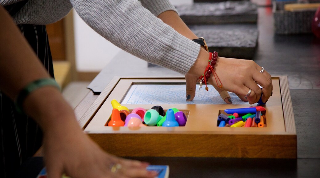 Busan museum som inkluderer innendørs i tillegg til en kvinne