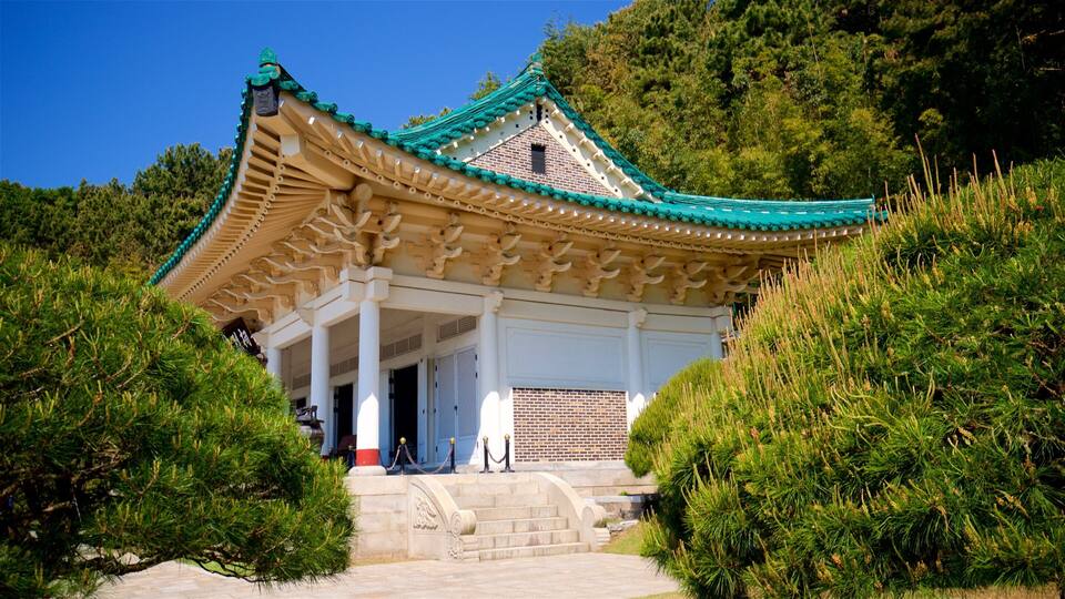 Chungnyeolsa showing heritage elements