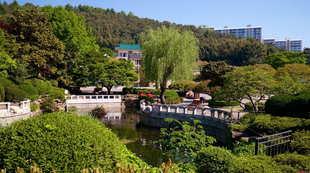 Chungnyeolsa which includes a park and a pond