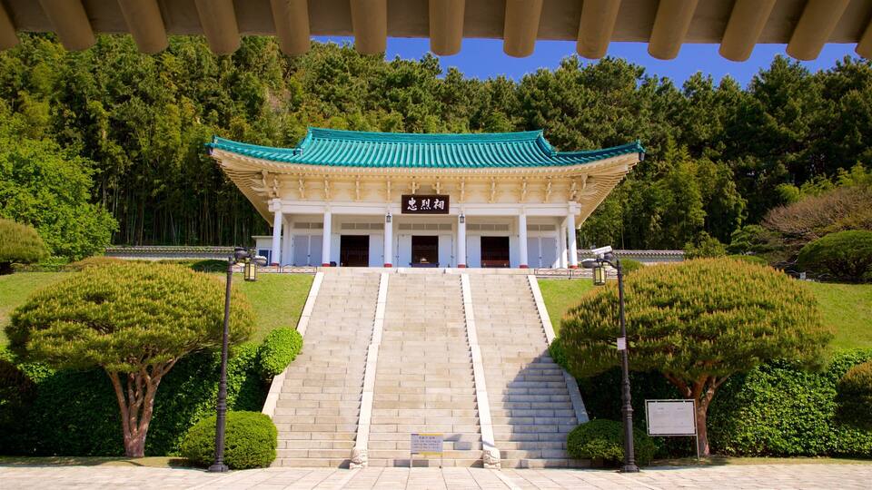 Chungnyeolsa which includes a garden and heritage elements